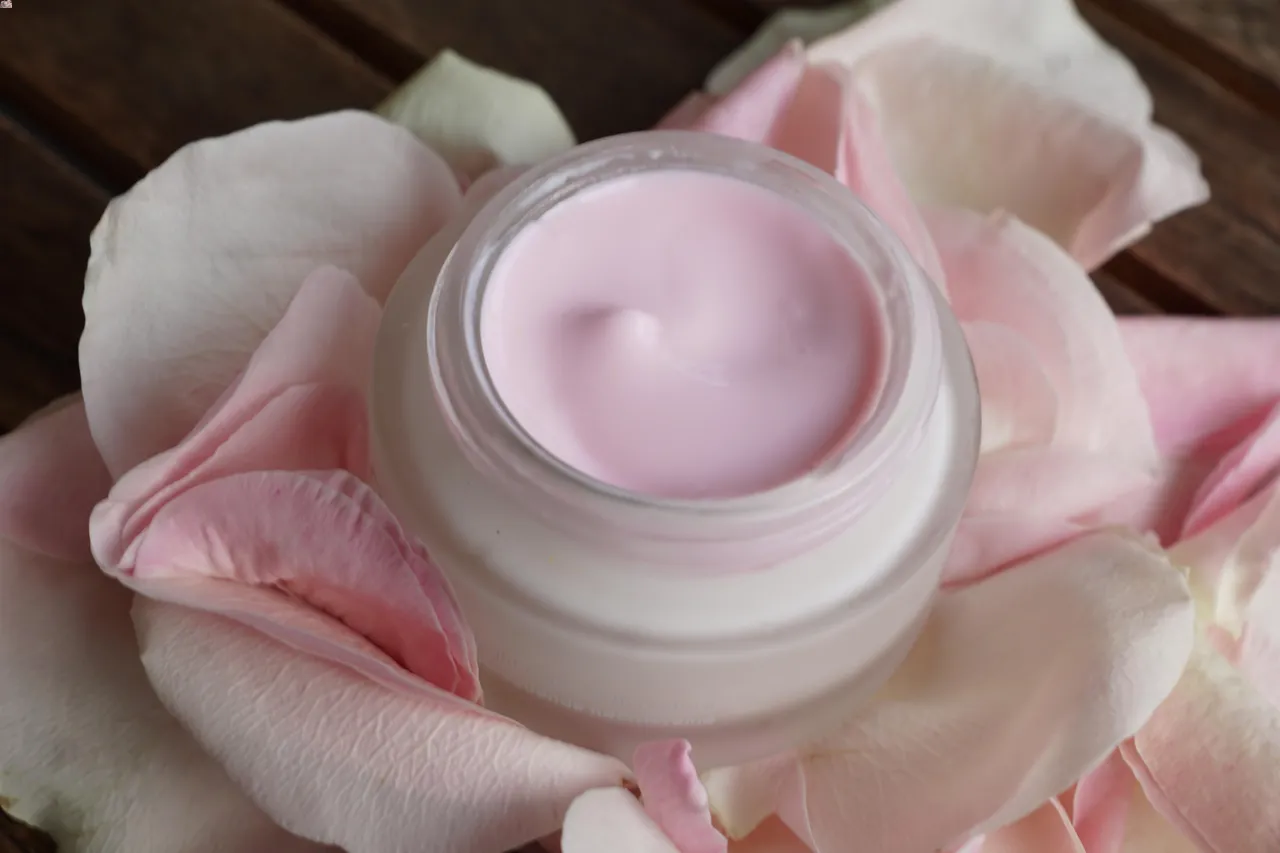 crème naturelle sur pétales de roses roses