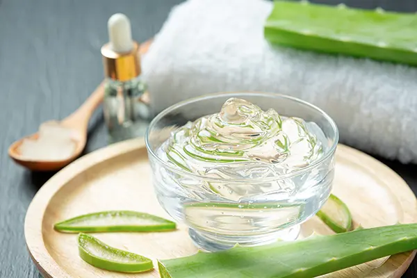creme-cosmetique-a-l-aloe-vera-sur-surface-sombre gel aloe vera naturelie