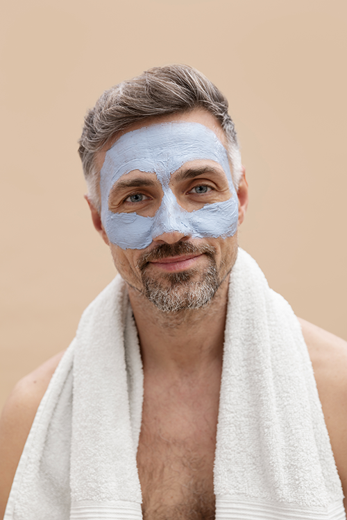 homme-utilisant-un-traitement-anti-age soin homme été